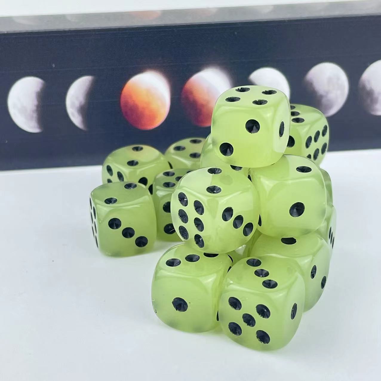 Paquet de dés phosphorescents  - Board Game Yahtzee avis et prix